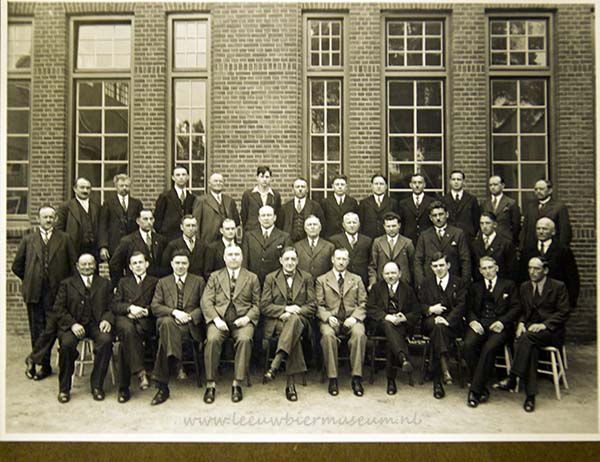 personeel voor fabrieksgebouw 1937